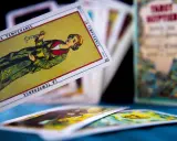 Rozłożone karty tarot 3 karty: "La Tempérance" w centrum, inne karty w tle i pudełko z napisem "Tarot".