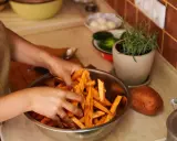 Perfekcyjny sos do frytek? Zrób go sam! Proste przepisy i triki