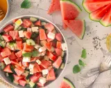 Erfrischender Wassermelonen-Feta-Salat, perfekt für sommerliche melonen rezepte. Mit Gurke, Minze und einem leichten Dressing.