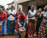 Des femmes africaines jouent du tambour et chantent, un parfait synonyme de sororité.