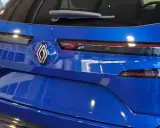 Błękitny tył Renault Austral z charakterystycznym logo i nowoczesnymi światłami.
