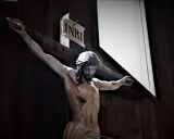 Ukrzyżowany Jezus z koroną cierniową i tabliczką INRI. Jego ciało jest blade, a z boku spływa krew.
