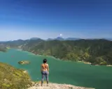 Frauenblick auf die grüne Bucht von Paraty, Brasilien, mit bewaldeten Bergen und Inseln.