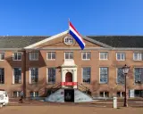 Det ståtliga konstmuseet i Amsterdam, med Nederländernas flagga vajande stolt.