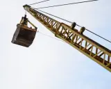 Ile zarabia operator dźwigu samojezdnego? Sprawdź, co wpływa na Twoją pensję