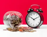 Skarbonka z monetami i budzik. Czas na zwrot towaru po 14 dniach, zanim pieniądze przepadną.