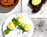 Ein Steak mit Kräuterbutter, dazu Kartoffelröschen und eine Schüssel mit einer roten Paste. Perfekt für ein knoblauchbutter rezept.