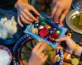 Bunte Schokoladen werden beim Zuckerfest geteilt. Wie lange geht das Zuckerfest? Drei Tage voller Freude und Süßigkeiten.