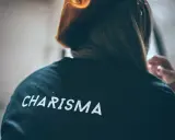 Osoba w bluzie z napisem "CHARISMA" ma charyzmatyczny styl.