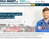 Lächelnder Mechaniker mit Werkzeug und Autoteile-Markt.de Logo.