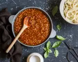 Un gustoso piatto di insalata di lenticchie in umido, pronto per essere servito con pasta.