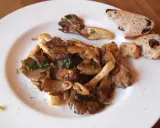 Gebratene Austernpilze mit Kräutern und Brot. So einfach lassen sich Austernpilze zubereiten.