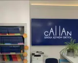 Szkoła językowa oferująca angielski metodą Callana. Na półkach książki, obok dynie. Na ścianie logo szkoły.