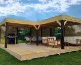 Drewniana altana z meblami i grillem. Na dachu altany widać drewniane belki i deski, idealne na letnie wieczory.