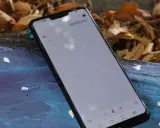 Smartfon z Asystentem Google, na ekranie widoczny napis "Opowiedz kawał".