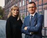 Para prawników rodzinnych i rozwodowych w Bydgoszczy na tle ceglanej kamienicy.