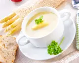 Cremige Spargelsuppe mit frischem Spargel, Brot und Petersilie. Ein köstliches Spargelsuppe Rezept für Genießer.