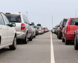 Fila de coches en carretera. Evita la multa por adelantar en línea continua.