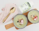 Två skålar grön soppa med rädisor och pinjenötter. Bredvid en burk Husk naturlig fiber, bra för magen vid magsjuka.