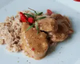 Polędwiczki wieprzowe w sosie własnym, danie Ani gotuje, podane z kaszą i ozdobione papryczką chili i rozmarynem.