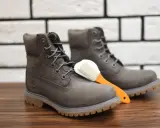 Szare Timberlandy i szczoteczka do czyszczenia. Dowiedz się, czym czyścić timberlandy, by służyły latami.