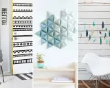 Inspirujące, ciekawe pomysły na robótki ręczne: ozdobione drzwi, geometryczna dekoracja ścienna i piórkowa girlanda.