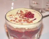 Verrine speculoos framboise : couches de biscuits émiettés, compotée de framboises et crème onctueuse, surmontée d'une framboise fraîche et miettes de spéculoos.