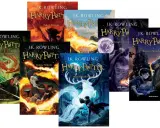 Kolekcja książek o Harrym Potterze, od ilu lat zaczyna się przygoda? Okładki przedstawiają magiczne sceny z różnych tomów serii.