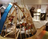 En utställning på samiskt museum i Kiruna visar en kåta med föremål som ger en inblick i samernas liv.