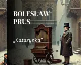 Mężczyzna w cylindrze i surducie stoi obok katarynki na ośnieżonej ulicy.