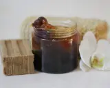 Un pot de savon noir, une barre de savon, une fleur d'orchidée et une éponge. Idéal pour un insecticide naturel à base de savon noir, bicarbonate et autres ingrédients.