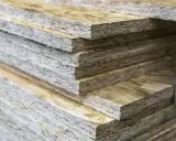 Stos płyt OSB 22mm, ukazujący ich solidną konstrukcję i wytrzymałość, idealne do budowy.