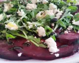Carpaccio z buraka z fetą i rukolą, polane sosem balsamicznym.