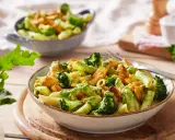 Gesunde Penne mit Hähnchen, Brokkoli und Mais. Perfekt für schnelle Fitness Rezepte, leicht und lecker.