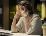 Eine Frau reibt sich erschöpft die Augen, die Arbeit am Laptop ist zu viel. Ich kann nicht mehr.
