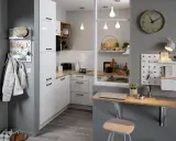Une cuisine moderne et fonctionnelle, parfaite pour une idée petite cuisine. Rangements astucieux, coin repas pliable et déco murale pratique.