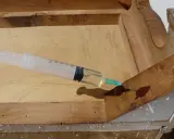 Jeringa inyectando líquido para eliminar carcoma en madera vieja.