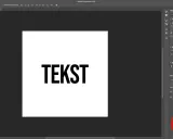 Ekran programu Photoshop z czarnym tekstem "TEKST" na białym tle i panelem warstw.