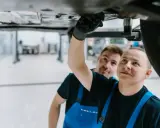 Mechanicy sprawdzają podwozie auta. Wymiana oleju w skrzyni biegów DSG 7-stopniowej co ile?