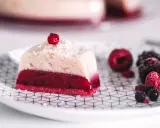 Deliciosa gelatina con agar agar, con capa roja de frutos rojos y capa superior cremosa, decorada con coco rallado y una baya.