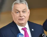 Viktor Orbán, w granatowym garniturze i fuksjowym krawacie, udziela wywiadu. Zecer z pewnością doceniłby jego styl.