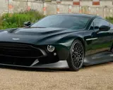 Ein dunkelgrüner Aston Martin Victor, ein Meisterwerk der Ingenieurskunst, dessen Preis nur für wenige erschwinglich ist.