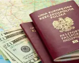 Dwa polskie paszporty, banknoty dolarowe i mapa. Planujesz podróż i zastanawiasz się, jak wyrobić paszport?