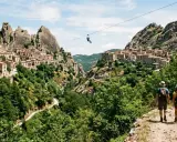 Castelmezzano, cosa vedere: un borgo aggrappato alle rocce, con un volo in zipline per ammirare il panorama. Due escursionisti sul sentiero.