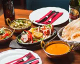 En härlig indisk måltid med tandoori kyckling, curryrätter och naanbröd. En perfekt upplevelse för dig som söker bästa indiska restaurangen Malmö.