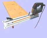 Une scie sauteuse sur un guide pour découper une planche de bois.