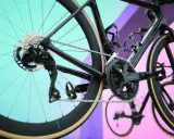 Część rowerowa z napędem Shimano 105, widoczna kaseta, przerzutka i korba.