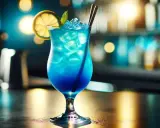 Orzeźwiający blue lagoon drink z lodem, plasterkiem cytryny i miętą, podany w eleganckim kieliszku na tle rozmytego baru.