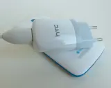 Ładowarka HTC podłączona do telefonu HTC Desire 500 czarny.