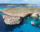 Malta w lutym? Warto! Błękitna laguna, skaliste wybrzeże i łodzie na krystalicznie czystej wodzie.